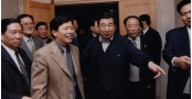 2000年国务院副总理李岚清在董事长陪同下参观亚娱体育是好平台－7